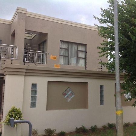 Zazas Guesthouse And Spa Soweto Exterior photo
